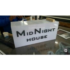 'MID NIGHT HOUSE' 큐브 간판